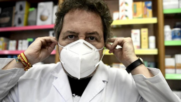 ep un farmaceutico se coloca una de las siete millones de mascarillas ffp2 modelo kn95 que a partir