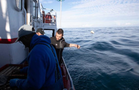 ep un grupo de personas salen en barco a faenar imagen de archivo