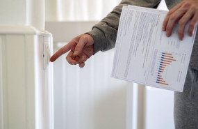 ep un hombre enciende un interruptor con una factura de luz en la mano a 3 de enero de 2022 en