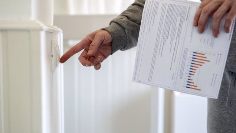 ep un hombre enciende un interruptor con una factura de luz en la mano a 3 de enero de 2022 en ep un hombre enciende un interruptor con una factura de luz en la mano a 3 de enero de 2022 en