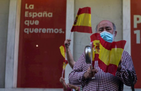 ep un hombre mayor golpea una cacerola en senal de protesta en la sede del psoe
