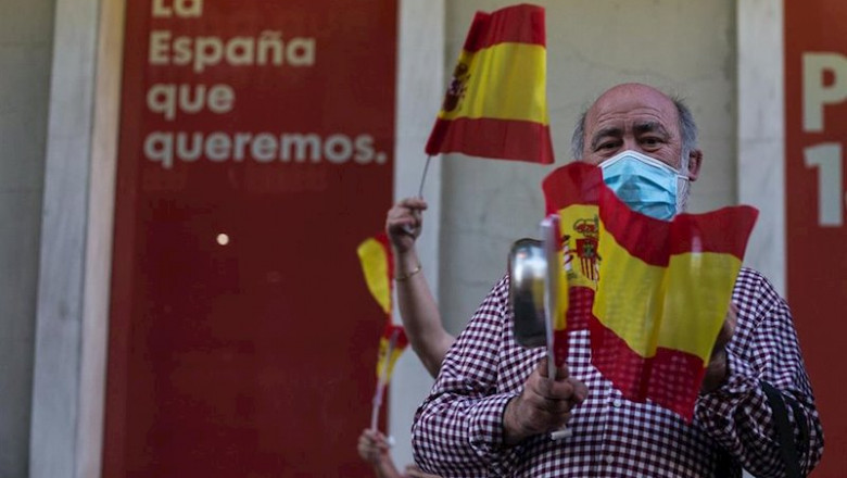 Un hombre mayor golpea una cacerola en señal de protesta, en la sede del PSOE. | Joaquin Corchero / Europa Press ep un hombre mayor golpea una cacerola en senal de protesta en la sede del psoe