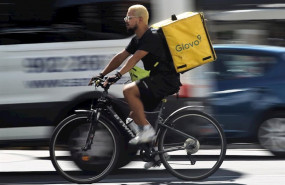 ep un rider de la empresa de reparto de comida a domicilio glovo pasea por una calle de madrid con 20191126130812