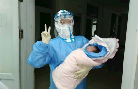ep un trabajador medico sostiene al recien nacido en el hospital no 6 de la ciudad de harbin en la