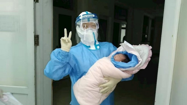 ep un trabajador medico sostiene al recien nacido en el hospital no 6 de la ciudad de harbin en la