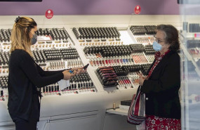 ep una empleada de una tienda de cosmetica atiende a una clienta