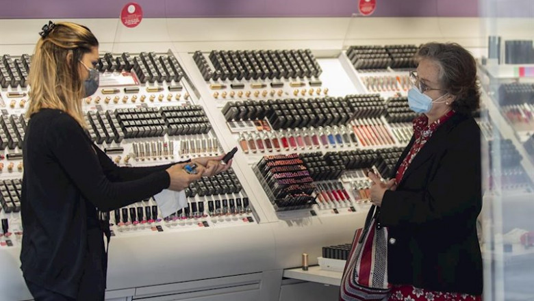 ep una empleada de una tienda de cosmetica atiende a una clienta