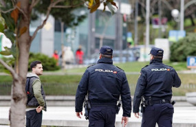 ep una pareja de agentes de la policia nacional en una calle de madrid