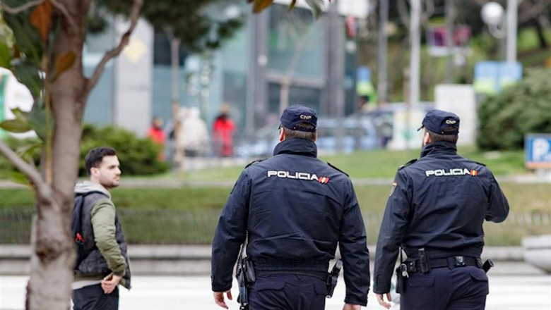 Una pareja de agentes de la Policía Nacional en una calle de Madrid | EUROPA PRESS - Archivo ep una pareja de agentes de la policia nacional en una calle de madrid