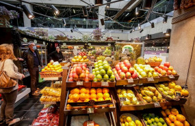 ep varios clientes con mascarilla hacen la compra en un puesto de fruta en el mercado de san anton