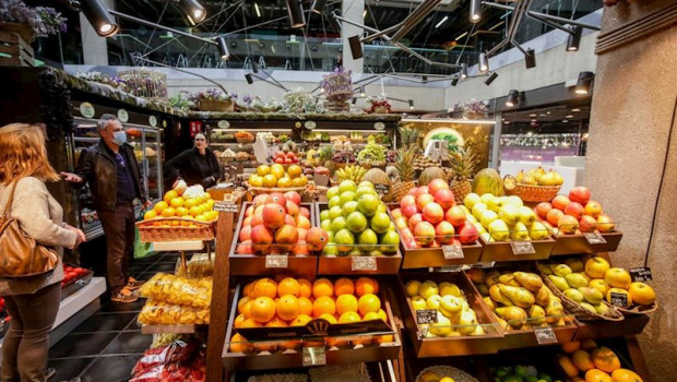 ep varios clientes con mascarilla hacen la compra en un puesto de fruta en el mercado de san anton