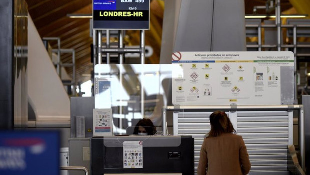 ep ventanilla de facturacion para un vuelo con destino londres en la terminal t4 del aeropuerto de