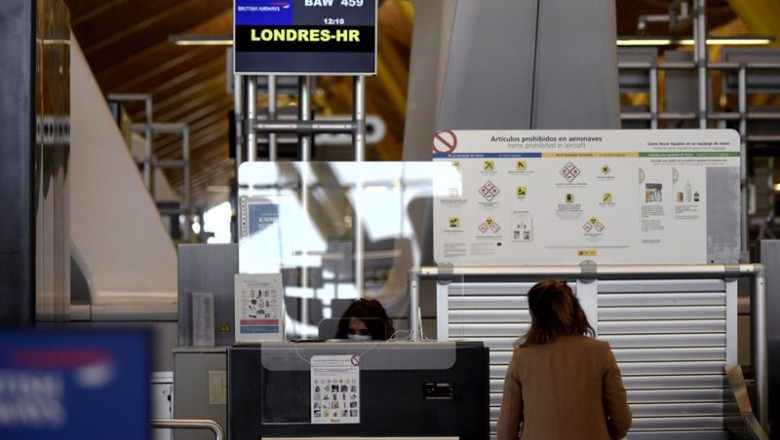 ep ventanilla de facturacion para un vuelo con destino londres en la terminal t4 del aeropuerto de