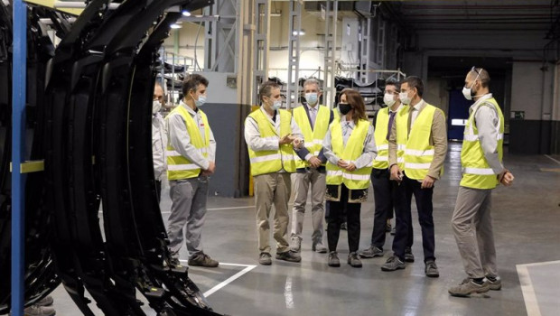 ep visita a nissan de la consejera de empleo e industria ana carlota amigo acompanada del director