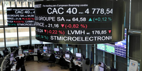 le cours de l indice cac 40 et les informations sur le cours des actions des entreprises sont affiches sur des ecrans suspendus au dessus de la bourse de paris 
