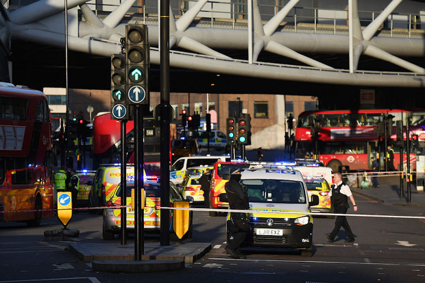 Dos muertos en un atentado terrorista con cuchillo en el Puente de Londres
