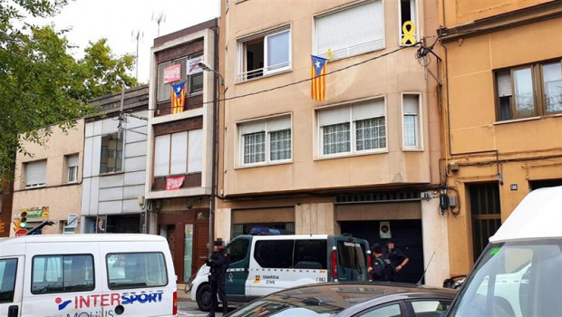 ep agents de la guardia civil al domicili dun dels detinguts despres de loperacion contra membres