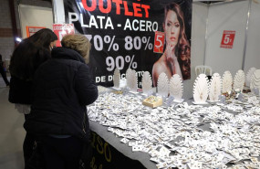 ep archivo   anillos y pendientes de bisuteria y plata en una feria de stocks