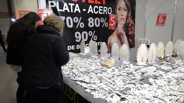 ep archivo anillos y pendientes de bisuteria y plata en una feria de stocks ep archivo anillos y pendientes de bisuteria y plata en una feria de stocks