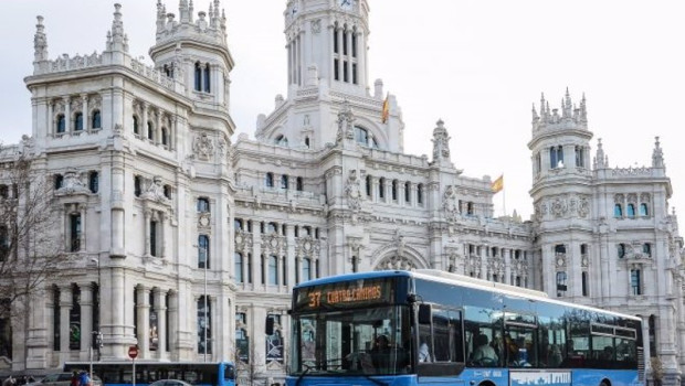 ep archivo   autobus de emt frente al palacio de cibeles sede del ayuntamiento de madrid
