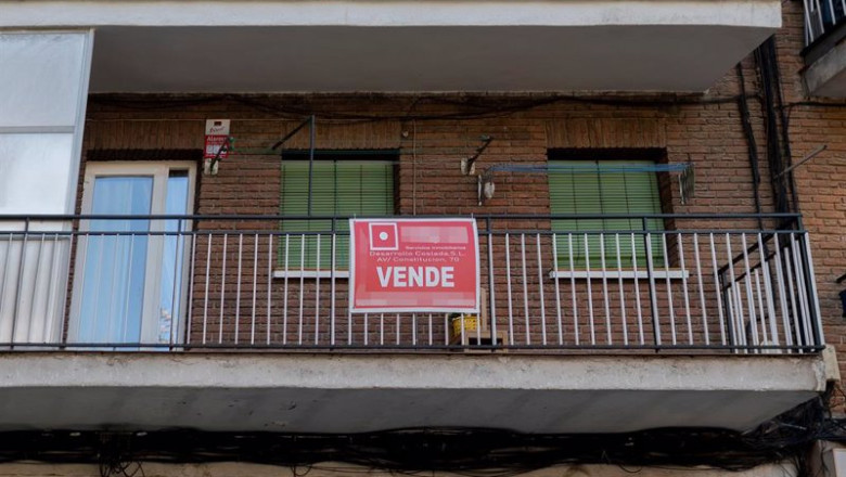 ep archivo   cartel de venta en una vivienda de madrid