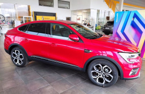ep archivo   coche expuesto en un concesionario