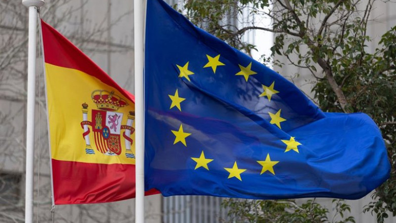 ep archivo   la bandera de espana y de la union europea