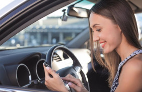 ep archivo   mujer utilizando smartphone en el coche