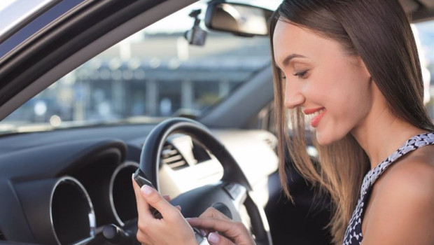 ep archivo   mujer utilizando smartphone en el coche