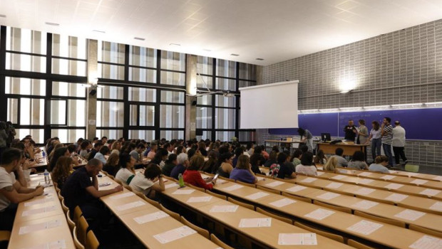 ep archivo   numerosas personas realizan las pruebas de acceso