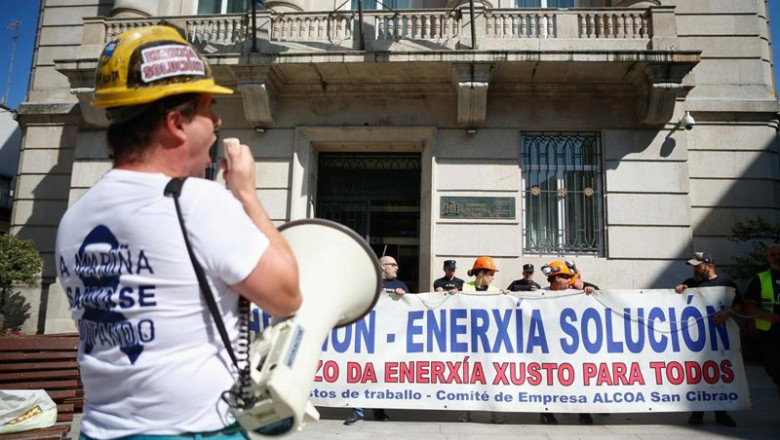 Archivo - Trabajadores de Alcoa San Cibrao durante un encadenamiento frente a la subdelegación del Gobierno en Lugo, a 14 de julio de 2025, en Lugo, Galicia (España). La movilización busca reclamar una solución urgente para garantizar el futuro de la plan | Carlos Castro - Europa Press - Archivo ep archivo trabajadores de alcoa san cibrao durante un encadenamiento frente a la subdelegacion