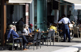 ep archivo   turistas en una plaza de malaga