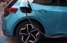 ep archivo   un coche recibe carburante en una gasolinera