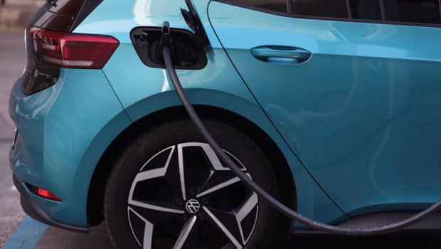 ep archivo   un coche recibe carburante en una gasolinera