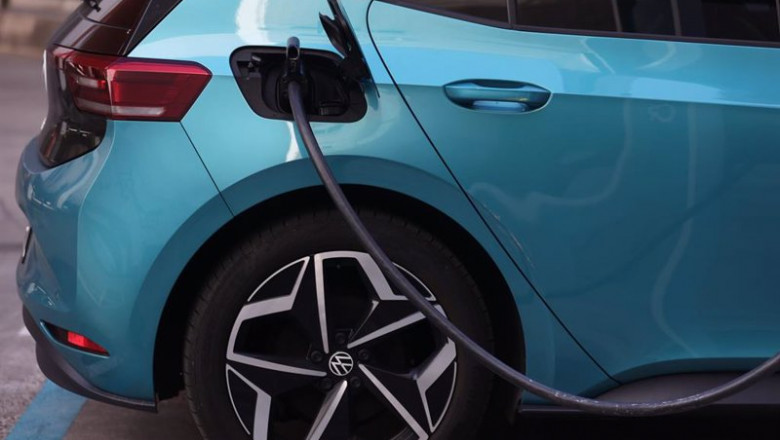 Archivo - Un coche recibe carburante, en una gasolinera | Eduardo Parra - Europa Press - Archivo ep archivo un coche recibe carburante en una gasolinera