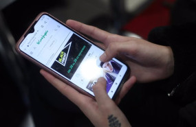 ep archivo una joven consulta las ofertas en su movil ep archivo una joven consulta las ofertas en su movil
