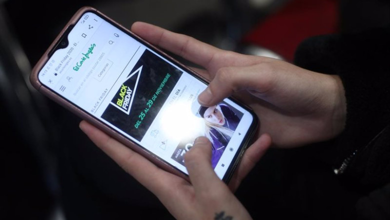 ep archivo una joven consulta las ofertas en su movil ep archivo una joven consulta las ofertas en su movil