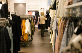ep archivo   una mujer comprando en una tienda de ropa