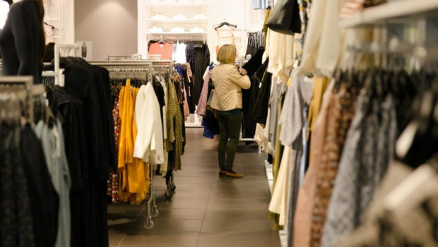 ep archivo   una mujer comprando en una tienda de ropa
