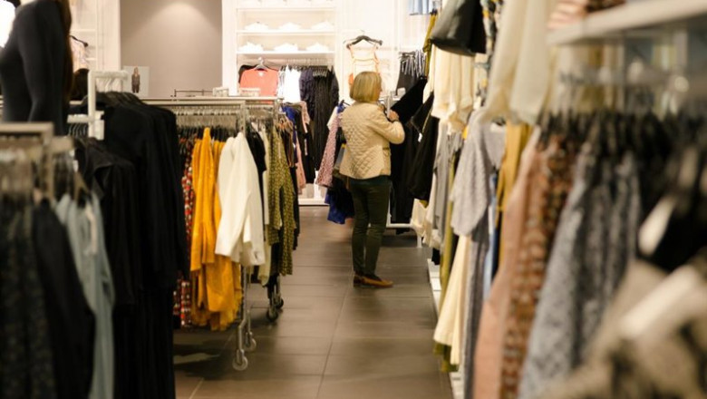 ep archivo   una mujer comprando en una tienda de ropa