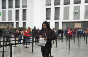 ep archivo   una mujer revisa sus papeles durante el proceso de regularizacion extraordinaria de