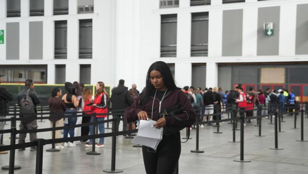 ep archivo   una mujer revisa sus papeles durante el proceso de regularizacion extraordinaria de