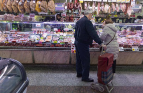 ep archivo una pareja comprando en una charcuteria ep archivo una pareja comprando en una charcuteria