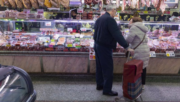 ep archivo   una pareja comprando en una charcuteria