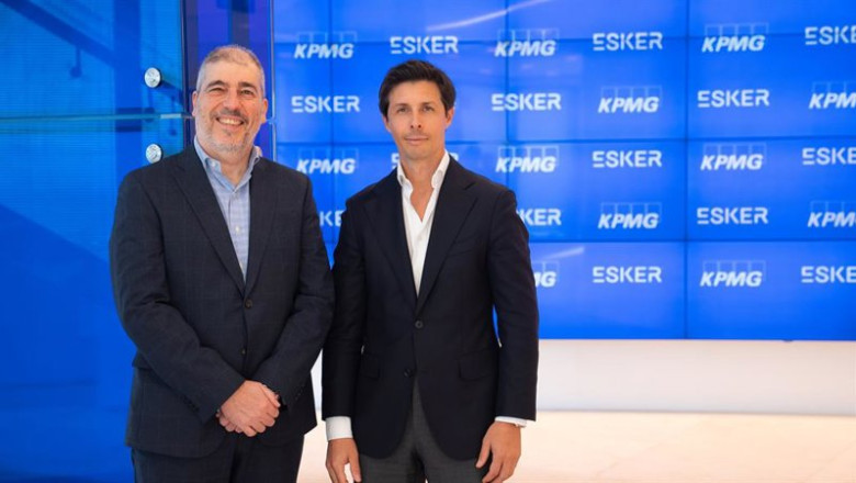 El director de alianzas de Esker Ibérica, Emilio Alonso, y el socio responsable de transformación financiera de KPMG en España, Alejandro Zafra. | KPMG ep el director de alianzas de esker iberica emilio alonso y el socio responsable de transformacion