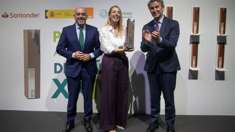 El presidente de ATA, Lorenzo Amor; la presidenta de la Junta de Extremadura, María Guardiola, y el presidente del PP, Alberto Núñez Feijóo, durante la gala de los XXIV Premios Autónomo del Año de ATA. | Fernando Sánchez - Europa Press ep el presidente de ata lorenzo amor la presidenta de la junta de extremadura maria guardiola y el