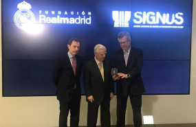 ep el vicepresidente de la fundacion real madrid enrique sanchez y el director de relaciones