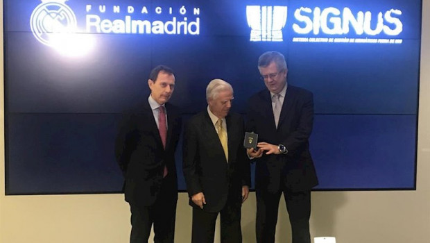 ep el vicepresidente de la fundacion real madrid enrique sanchez y el director de relaciones