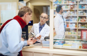 ep farmaceutica atiende a un paciente