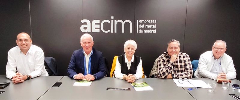 Firma del acuerdo entre Astrave y Uneca. Nacho Pérez, vicepresidente de Astrave, el presidente, Javier Navarro; y por parte de Uneca está la presidenta, Enriqueta Garrido, además de Carlos Martí, presidente de Gescomer y Antonio Orantes, presidente Acoam. | ASTRAVE ep firma del acuerdo entre astrave y uneca nacho perez vicepresidente de astrave el presidente
